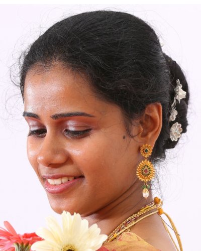 Gorgeous bride in golden saree with beautiful antique jewellery - feathertouch beauty salon, pathanamthitta